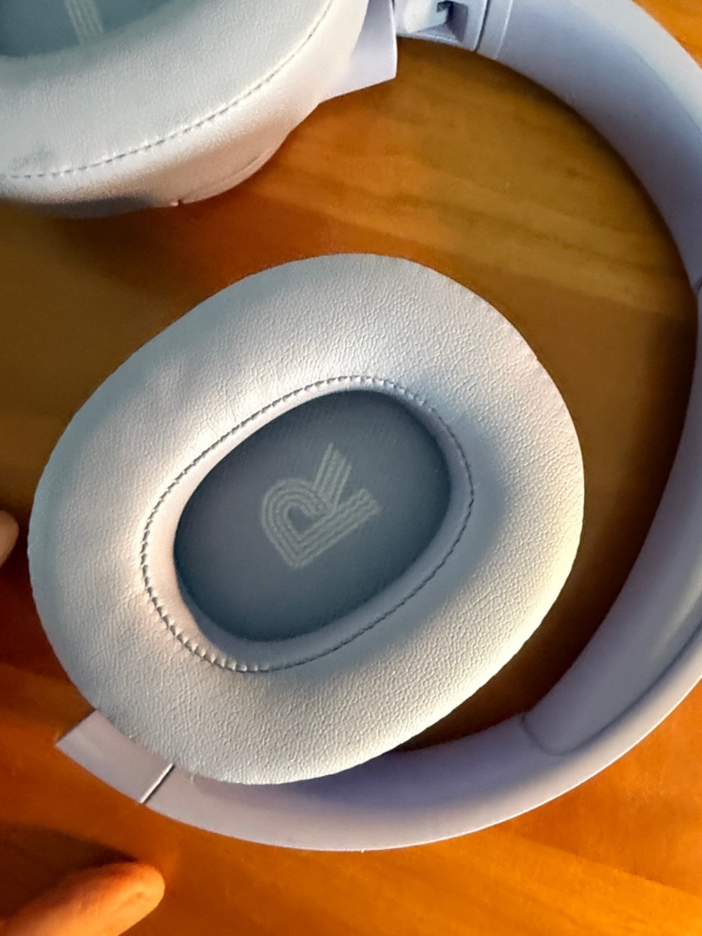 JBL Light Lavender Over-Ear Wireless Headphones - Picture 4 of 6